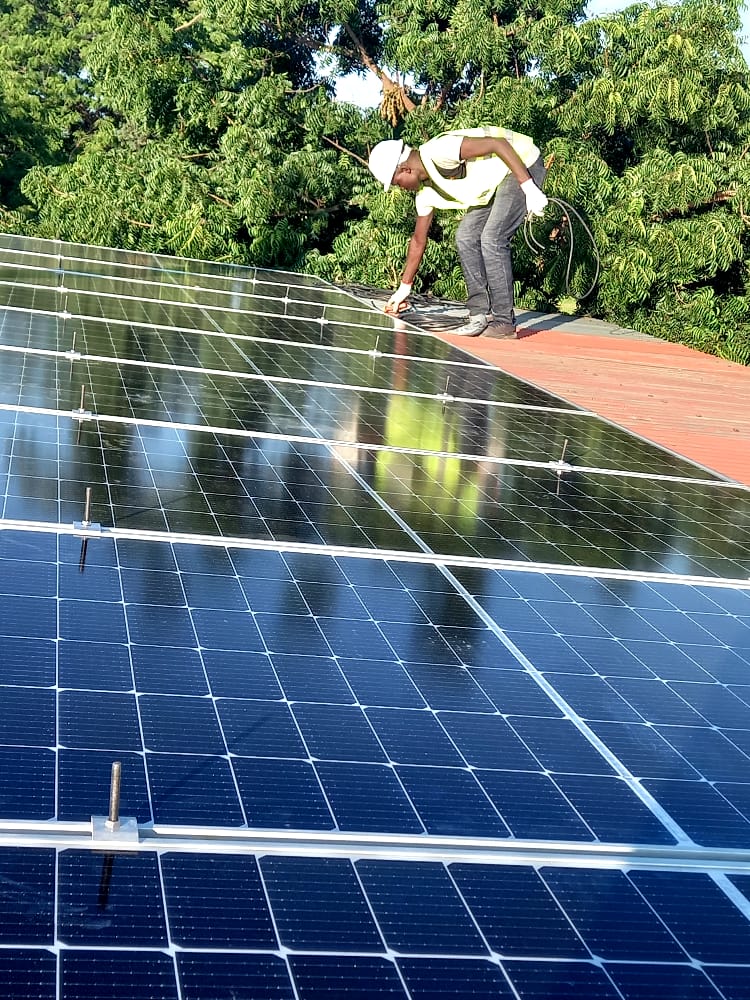 Installation d'un système d'auto-nettoyage des panneaux solaires